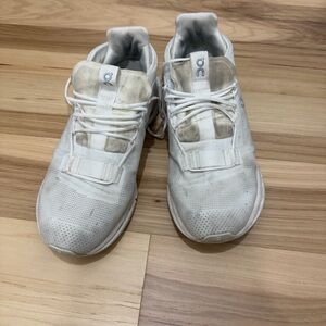 On Cloud Sz 10 white trainers #cloud #running #sneakers

Preowned-selling as